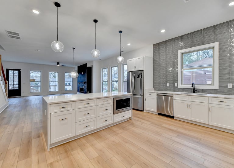 Trained cleaner providing top-rated house cleaning services in Atlanta