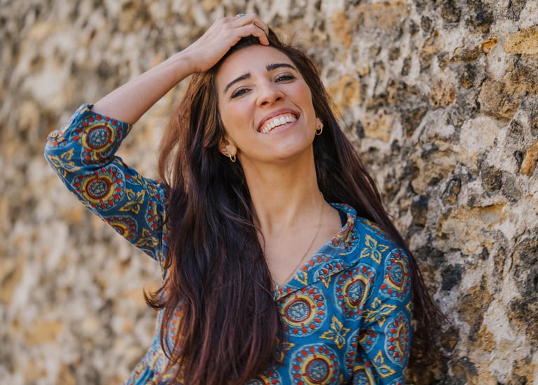 une jolie femme dans une robe bleue en train de sourire 