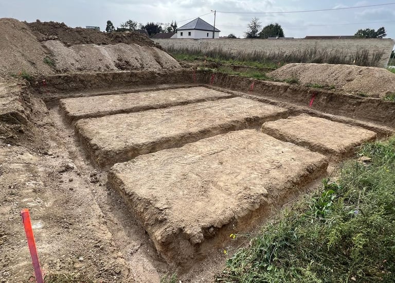 Fondation Maison travaux-de-terrassement-maison-jardin-terravis-mini-pelle-camion-terre