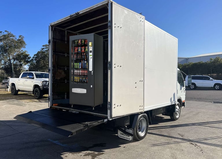vending machine transport pantech truck with a tailgate loader with combination vending machine