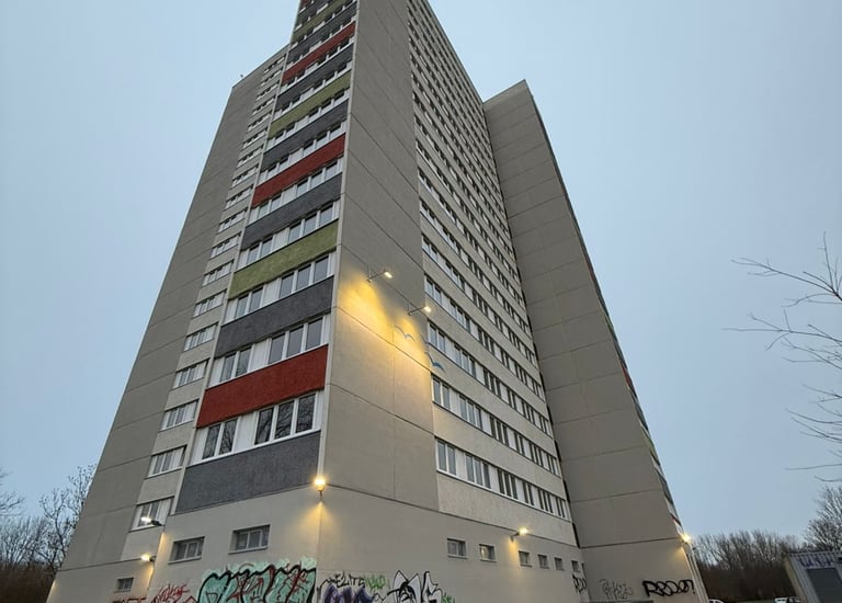 Modernisierte Hochhausfassade mit farbigen Putzflächen – Hebestreit Generalunternehmer