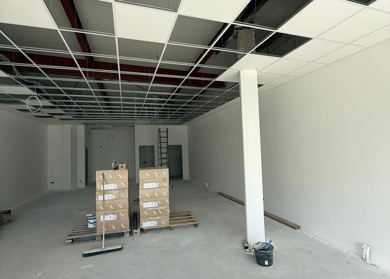 Innenausbau mit abgehängter Rasterdecke in Vorbereitung – Materialien und Werkzeug im Raum
