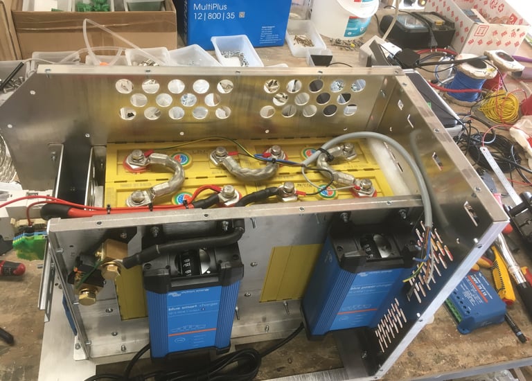 Premier prototype de batterie mobile à charge solaire et secteur