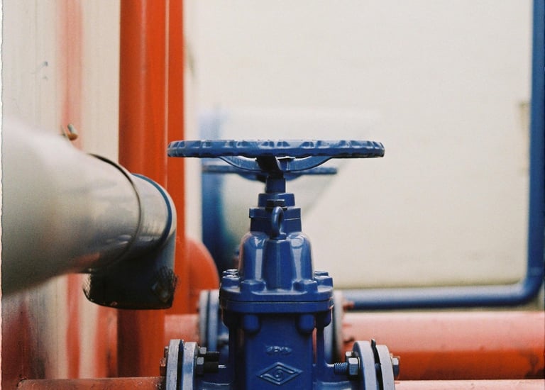  فني تصليح وسباكة منازل و كهرباء و عزل و تنظيف خزانات المياه في مسقط. غسيل خزانات المنزل