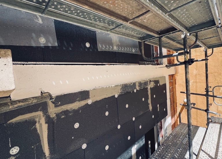 Rehabilitación de fachada con aislamiento térmico exterior