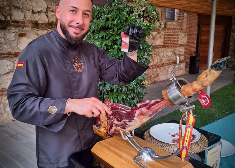 Imagen de Adrián Laynez cortando jamón