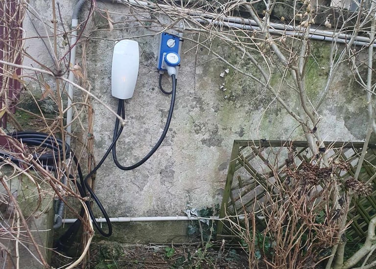 Borne électrique pour véhicule