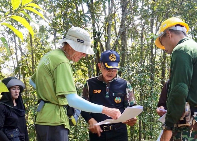 American National Park expert working with managers of Thailand's Khao Yai National Park