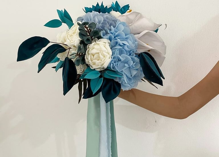 Ramo de novia azul con flores artificiales