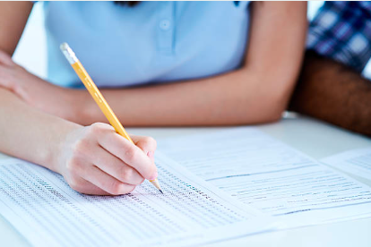 PLIDA B1. Mujer completa prueba escrita. Cursos de lasciatemicantareinitaliano