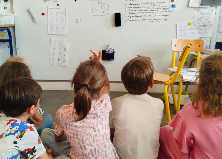 Atelier d'écriture avec des enfants, animé par Mily's Writing dans une école