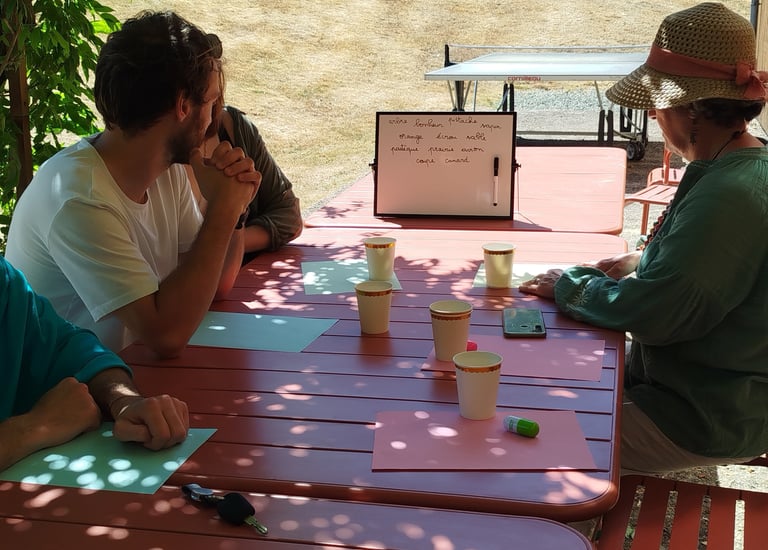 Atelier d'écriture avec des adultes animé par Mily's Writing lors d'un anniversaire