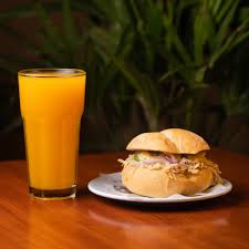 jugo de papaya con pan con pollo
