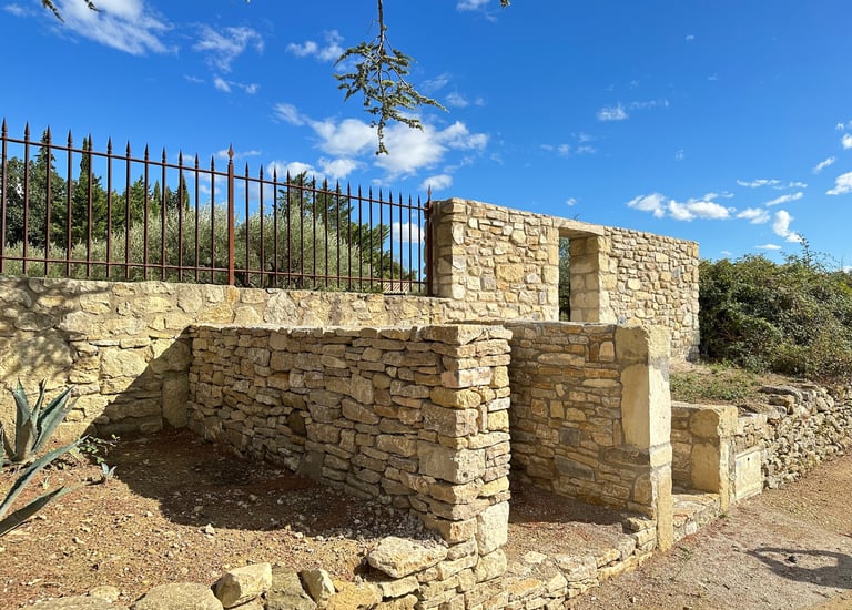 mur-en-pierre-uzes.jpg