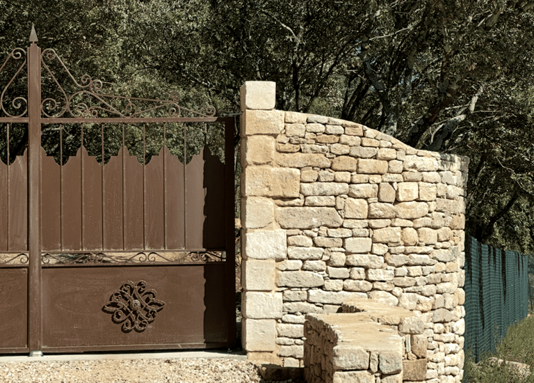 mur-en-pierre-uzes.jpg