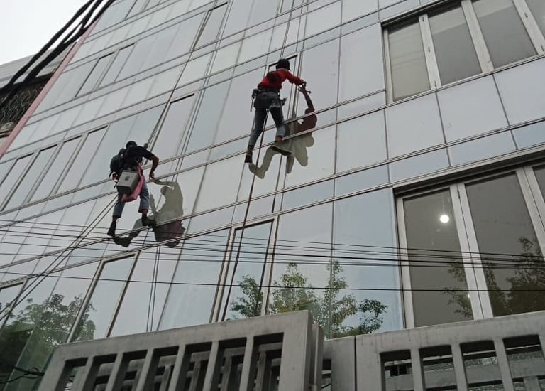 Jasa Bersih Kaca Gedung