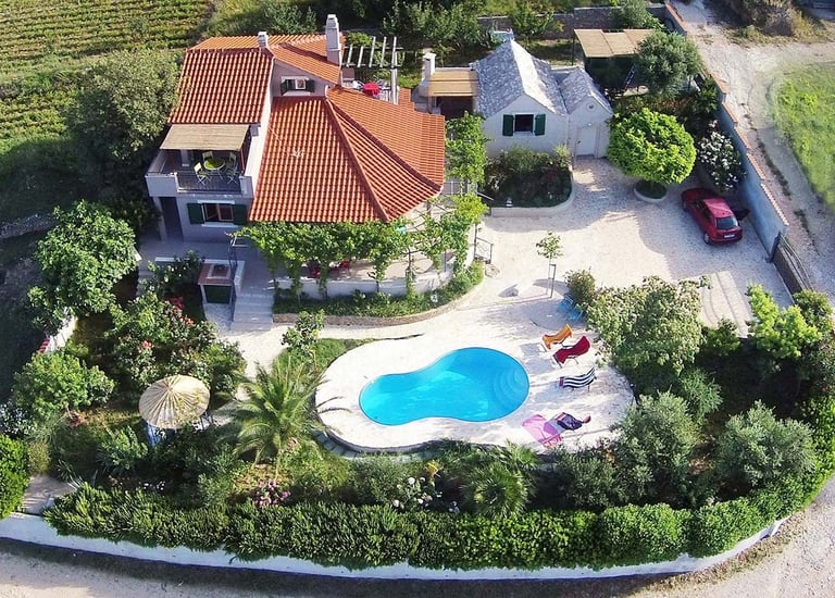 Prekrasna vila s privatnim bazenom i vrtom u Dalmaciji, idealna za obiteljski odmor