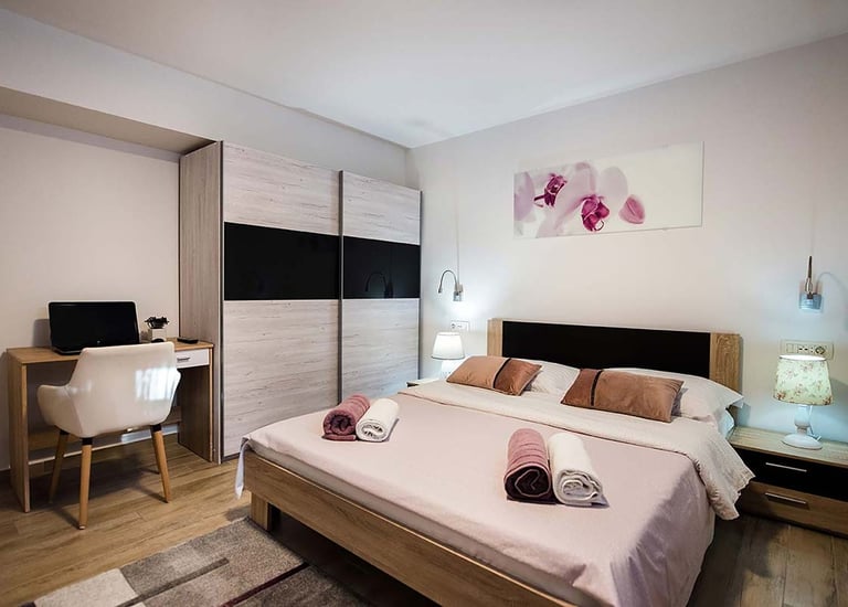 Spavaća soba u luksuznom apartmanu u Splitu, udoban krevet i moderan interijer