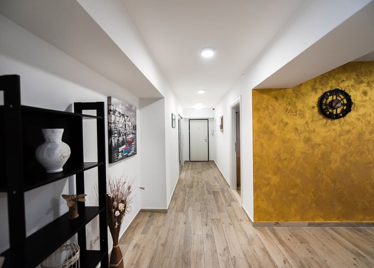 Elegantni interijer apartmana s modernim ukrasima