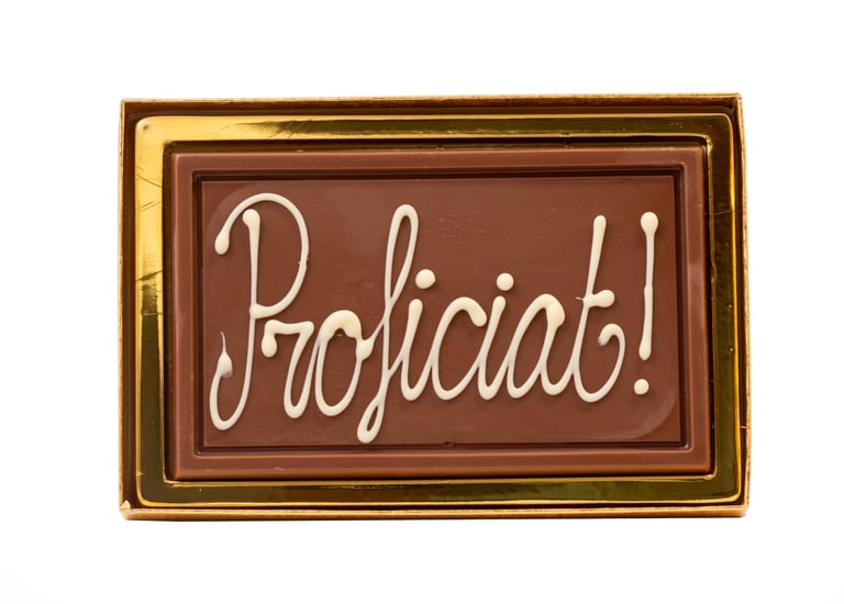 Chocolade plaatje met geschreven wens, proficiat