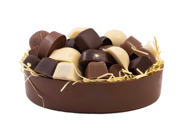 Korfje gevuld met pralines