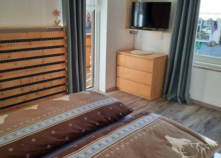 alt="camera matrimoniale appartamento affitto val di Fassa"