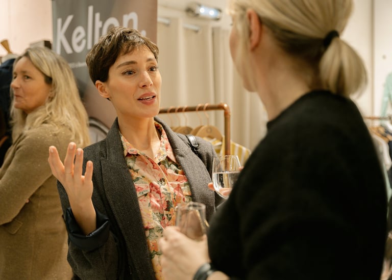 Deux femmes qui discutent lors d'un évenement d'entreprise avec Kelton et Ines de la Fressange