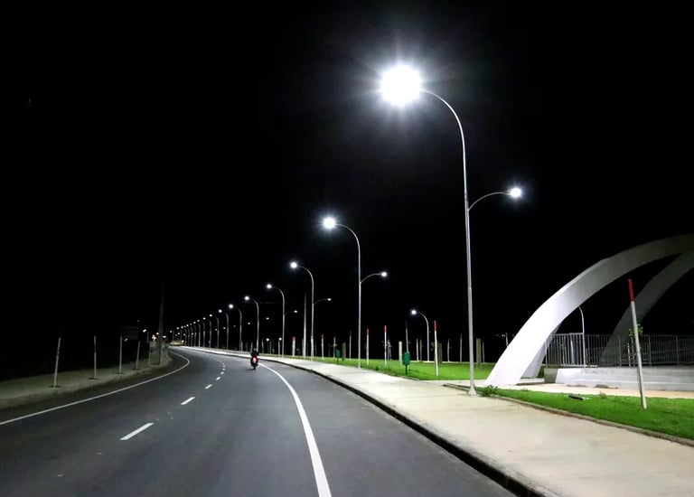 postes clareando a rua