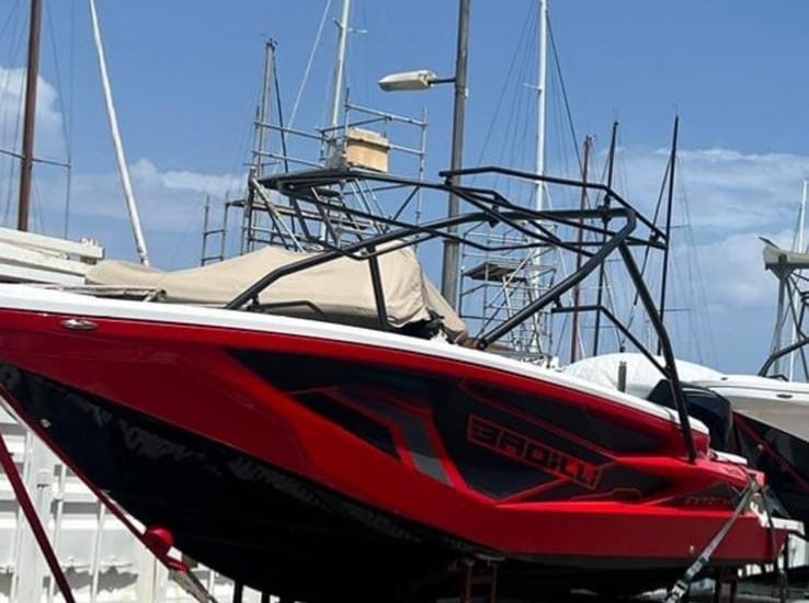 reparacion de estructura de embarcación de competicion  