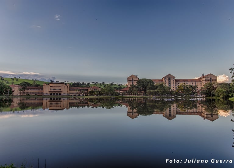 Vista panorâmica do Grande Hotel do Barreiro refletido no lago, localizado em Araxá, Minas Gerais