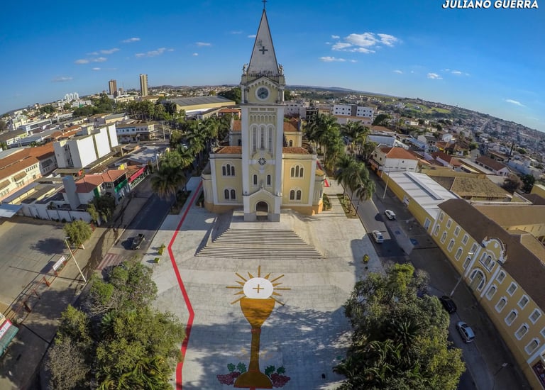 Vista aérea da Igreja Matriz de São Domingos em Araxá, destacando sua arquitetura e a praça ao redor
