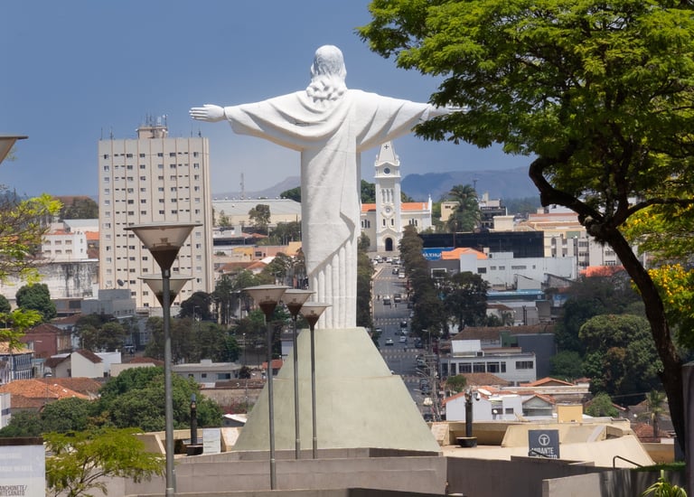 Imagem do Cristo Redentor em Araxá com vista para a cidade ao fundo