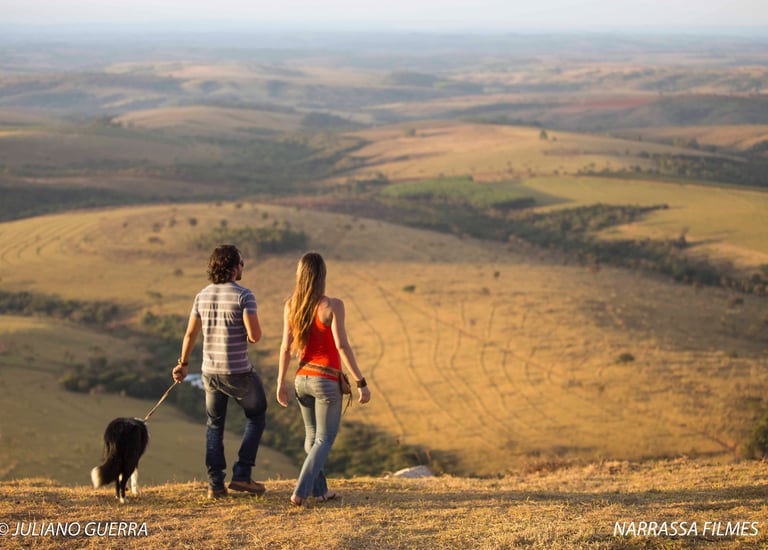 Casal caminhando em direção ao horizonte no Mirante do Horizonte Perdido, com uma vasta paisagem nat