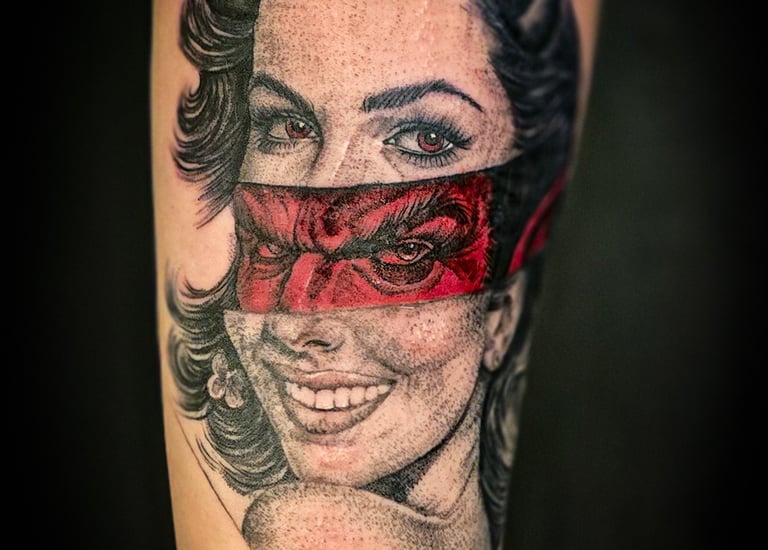 Tatouage de visage féminin réaliste 