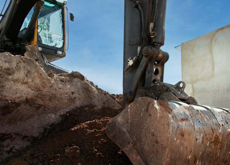CNT Hafriyat - İnşaat temel kazısı çalışması yapan paletli ekskavatör