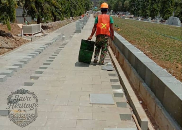 aplikasi batu andesit palimanan pada pavers proyek komersial modern