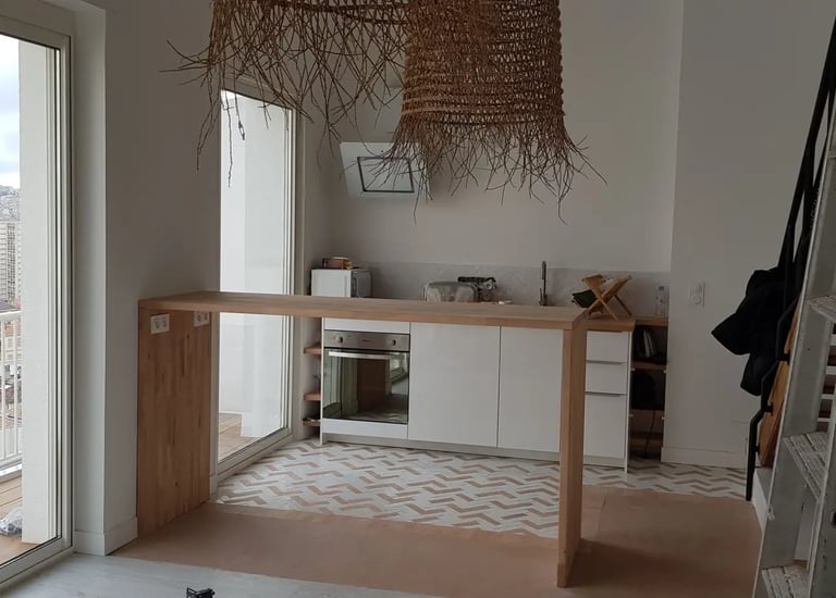 Pose de cuisine ouverte sur séjour avec vue dégagée dans un appartement marseillais. Harenova