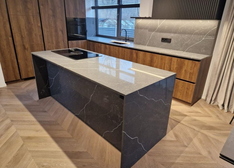 "virtuvės baldai su pilku blizgiu kvarco stalviršiu"