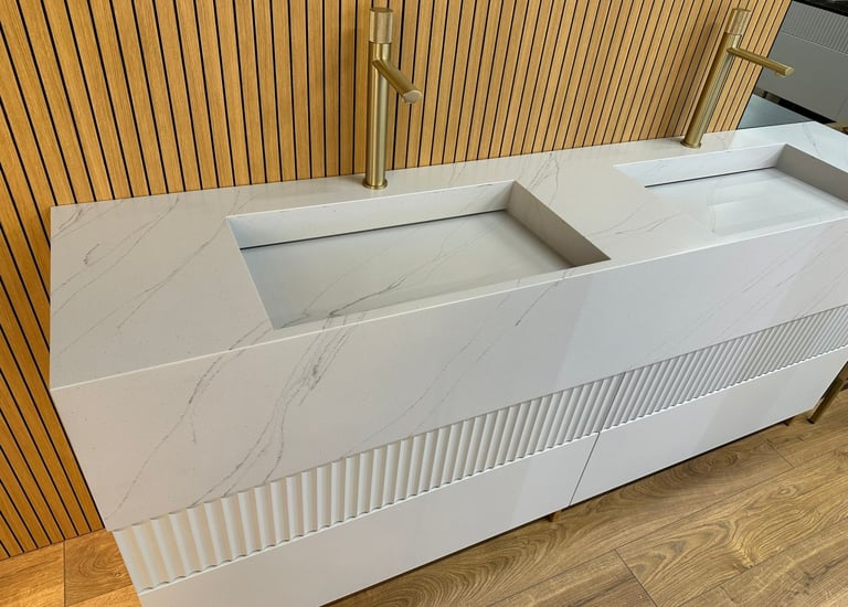 "vonios spintelė su kvarco akmens stalviršiu ir praustuvu iš kvarco"