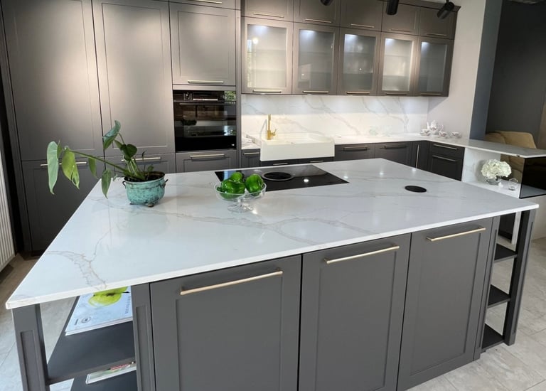 "baltas su pilkomis gyslomis kvarco stalviršis virtuvei"