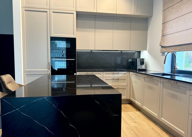 "virtuvės stalviršis iš juodo blizgaus kvarco akmens"