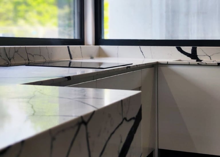 "baltas su juodomis gyslomis kvarco akmens stalviršis"