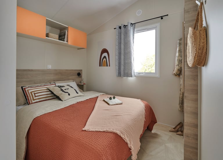 Chambre parentale avec lit 160 dans notre mobil-home Les Dunes à Sarzeau. Un cocon de douceur pour vos nuits. #locationcampin