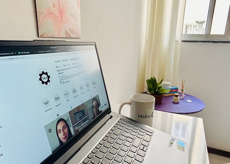 notebook-aberto-em-uma-mesa-ao-lado-de-uma-caneca