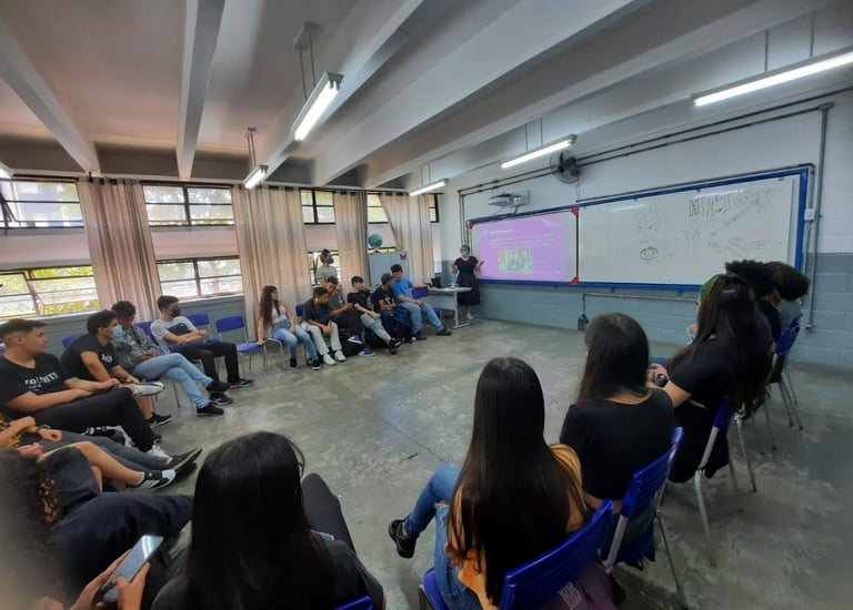 Gabriela Bechara Zilligministra uma palestra sobre acessibilidade digital em uma sala de aula