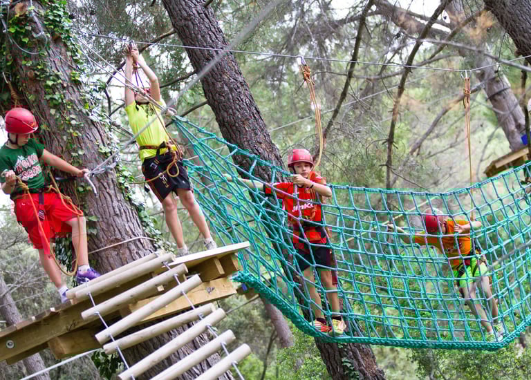 niños jugando en un jardín de cuerdas