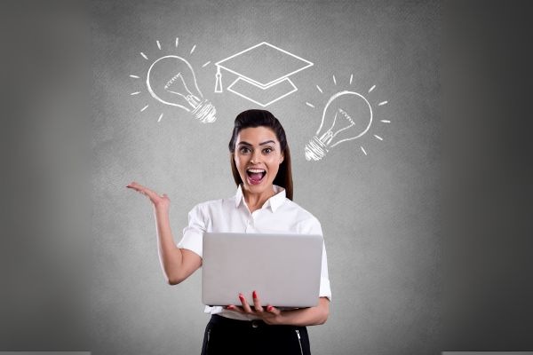 estudiante feliz con ordenador en la mano