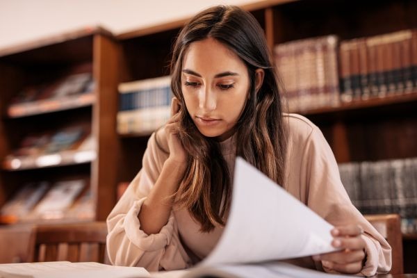 Estudiante en una biblioteca