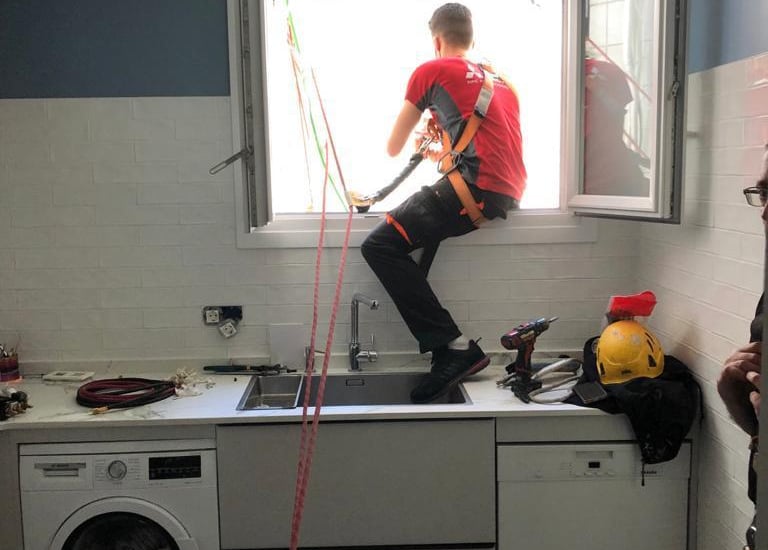 Persona realizando un mantenimiento correctivo de un aire acondicionado