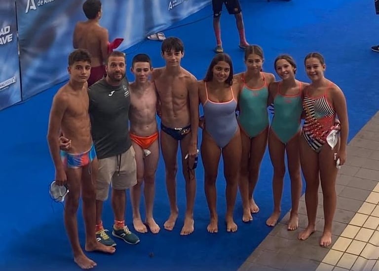 Nadadores del CVN posando antes de participar en el torneo